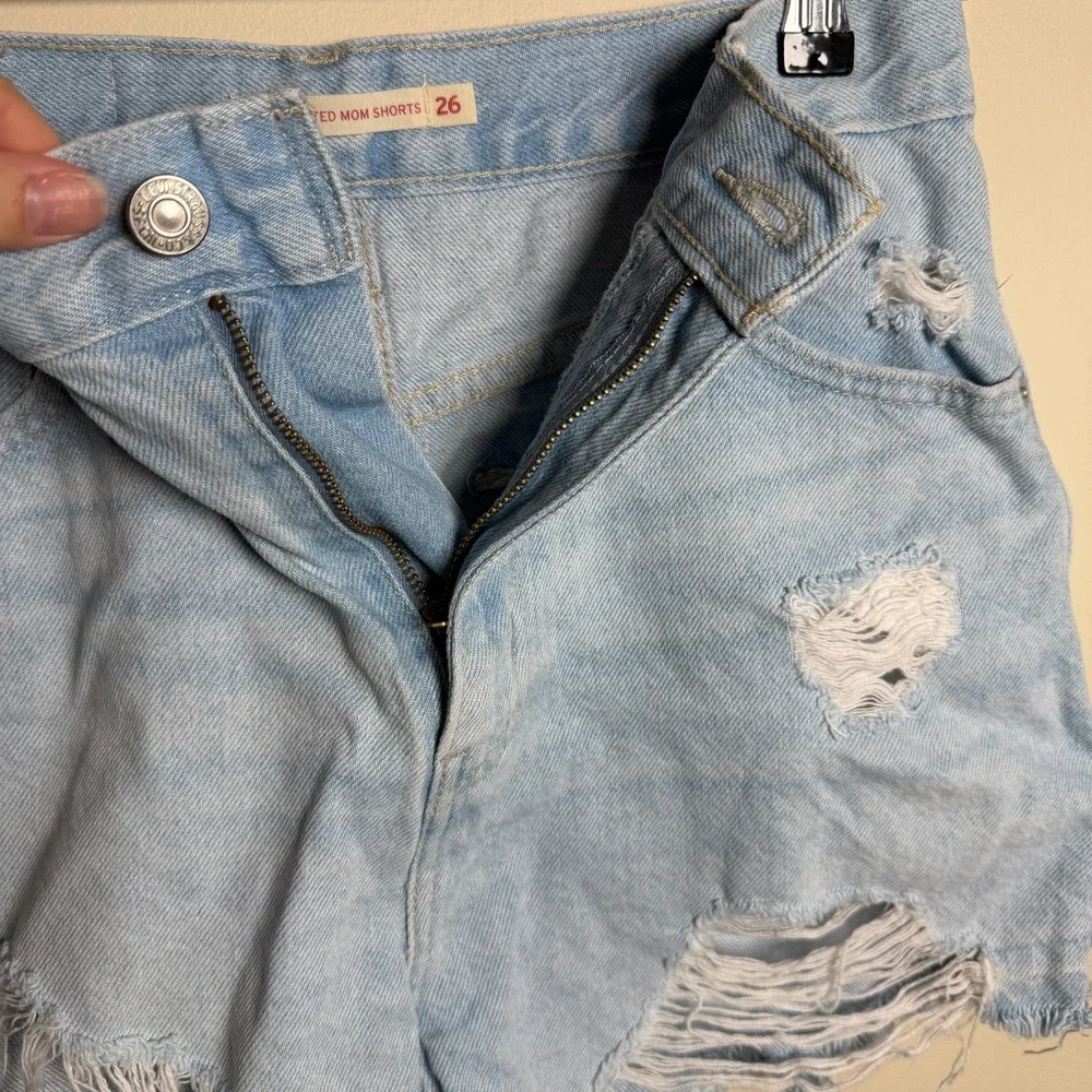 Levi's Cut Off Denim Jean High Waist Mom Shorts Size 26 Blue Distressed Light 3